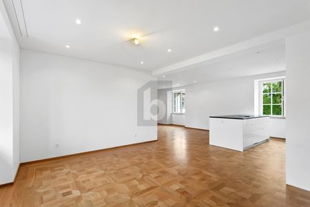 ROYALTY LIVES IN THE CASTLE - Photo 3