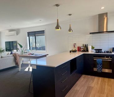 Sunny and spacious home in Whitby now available! - Photo 4