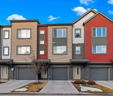 Townhouse in Copperfield southeast Calgary | 656 Copperpond Boulevard Southeast, Calgary - Photo 1