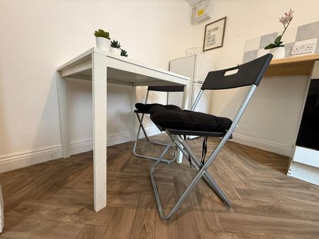 1 Bed Flat, Humberstone Gate, LE1 - Photo 2