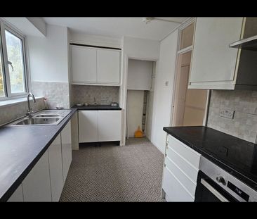 3 Bed Flat, East Ham, E6 - Photo 6
