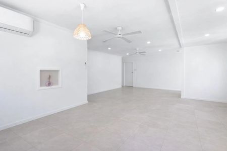Spacious and Stylish Upstairs Living in Prime Redcliffe Location - Photo 3