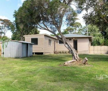 Charming Weatherboard with Bungalow – Lawn Mowing Included - Photo 5