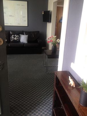 Fully Furnished - Spacious one bedroom plus study - Photo 1