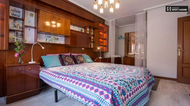 Double bed in Rooms for rent in colourful 3-bedroom apartment in Uribarri - Photo 1