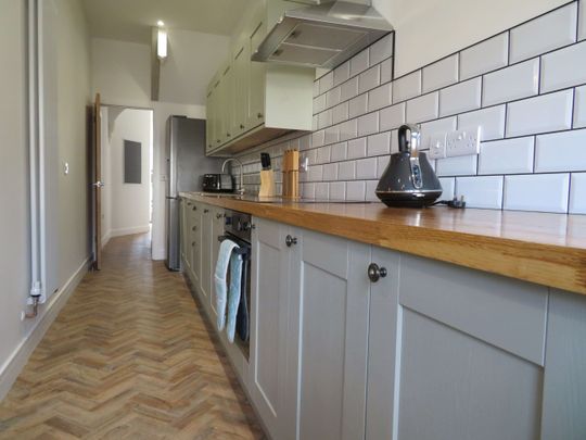 Laburnum Grove - Photo 1