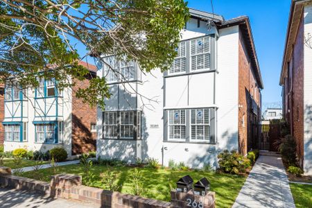 Gorgeous Ground Floor Apartment – A Must To Inspect - Photo 3