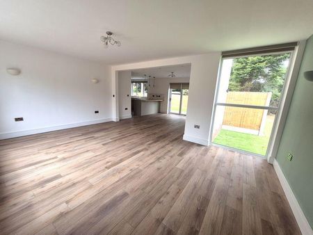 5 bedroom detached house to rent - Photo 2