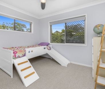 Bright & Airy 3-Bedroom Home – Walk to the Broadwater and Local Ame... - Photo 5