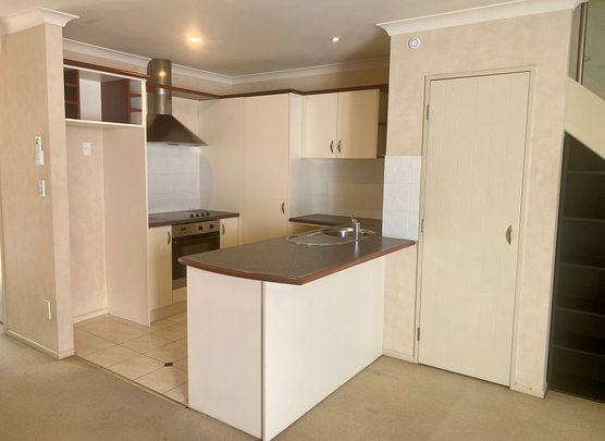 Spacious 3BR Townhouse in great location! - Photo 1