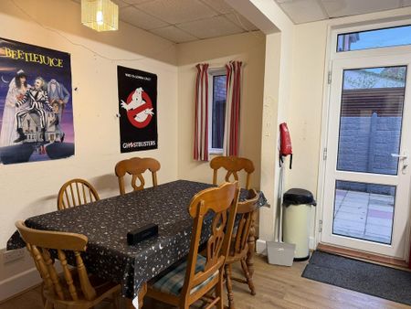 6 bedroom detached house to rent - Photo 2