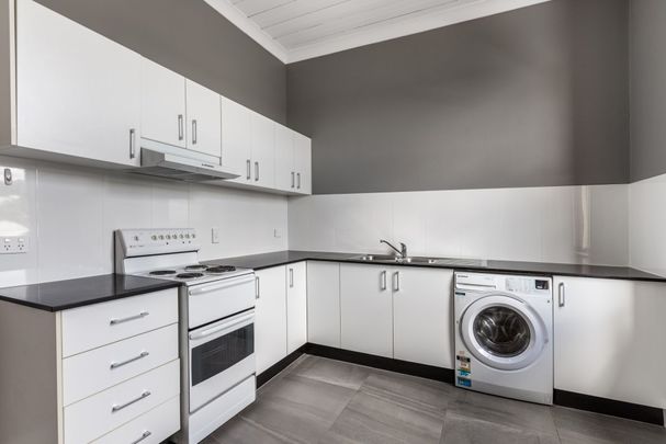 CONVENIENT IPSWICH LOCATION - No Car, No Worries! - Photo 1