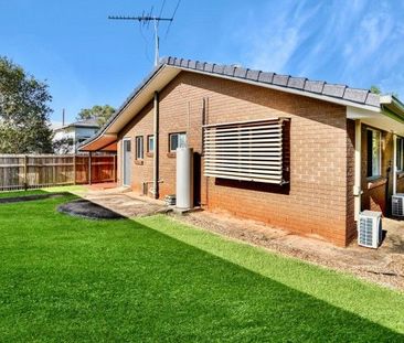 Modern Family Living in a Prime Ormiston Location - Photo 3