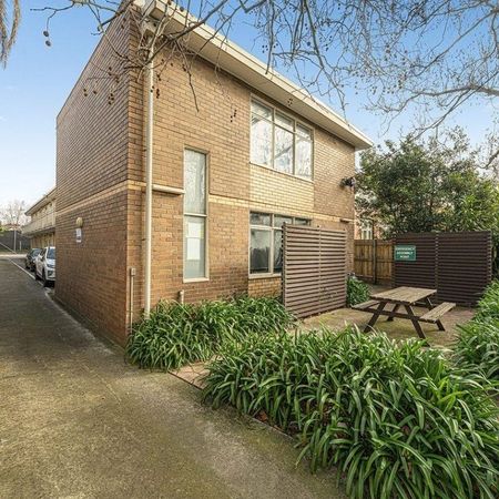 Ground floor convenience with private courtyard - Photo 3