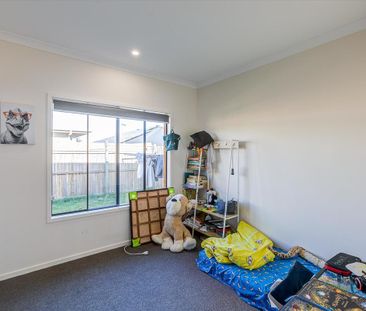 Spacious Family Home with Large Yard in Logan Reserve - Photo 5