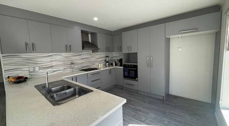 Huge modern family home availalbe - Photo 4