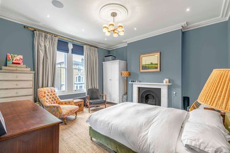 A superbly situated and recently renovated five bedroom Victorian family home with off-street parking - Photo 5