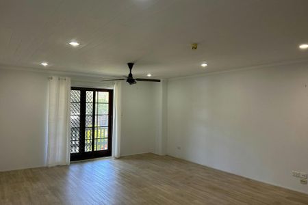 LARGE 5 BEDROOM FAMILY HOME WITH MULTIPLE LIVING AREAS - Photo 2