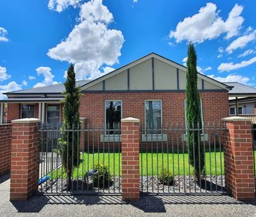 BEAUTIFUL 3 BEDROOM UNIT IN PRIME LOCATION - Photo 3