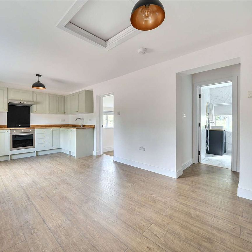 A beautifully refurbished two-bedroom bungalow on the Hamptworth Estate. - Photo 1