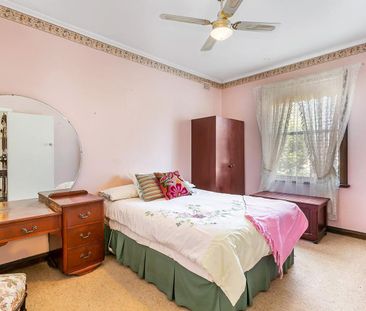 Spacious Family Home Close to West Lakes Shopping - Photo 2