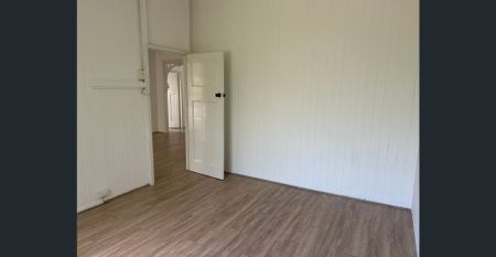 Charming Queenslander Home Near City and University- Upstaris - Photo 5