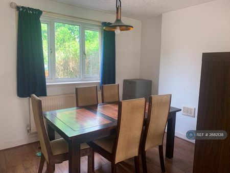 3 bedroom semi-detached house to rent - Photo 2