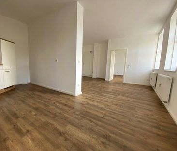 Modern sanierte 2-Raumwohnung mit Einbauküche sucht neue Mieter*innen! - Foto 2