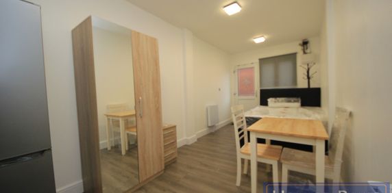 De Havilland Road, Edgware, HA8 - Photo 2