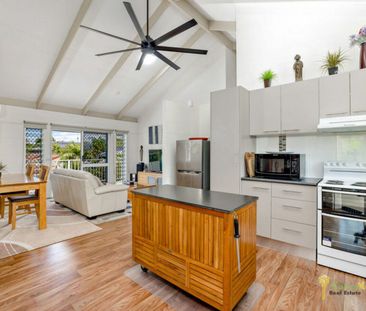 Beautifully Maintained Upstairs Unit In Outstanding Location!! - Photo 6