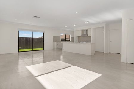 Large Family Home with 2 living areas - Photo 2