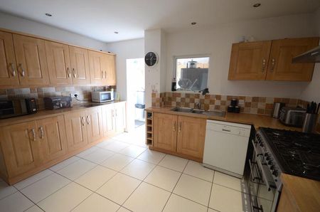 1 bedroom in a house share to rent - Photo 3