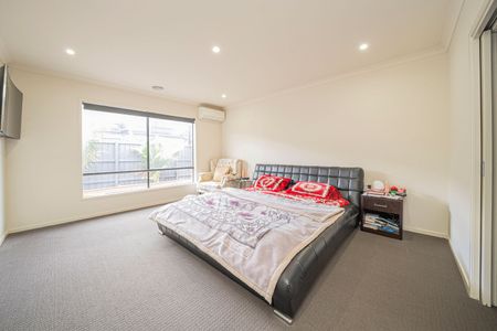 Stunning 4-Bedroom, 3 Living Home in prime location - Photo 4