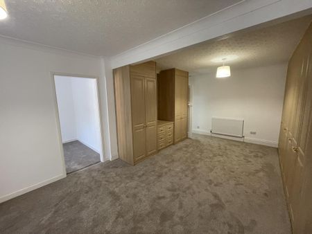 4 bedroom semi-detached house to rent - Photo 5