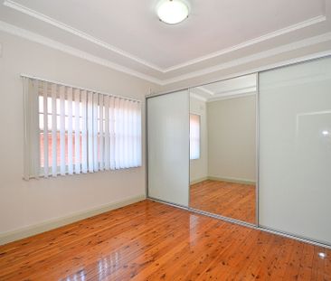 Renovated 3 Bedroom Family Home&excl;&excl; - Photo 3