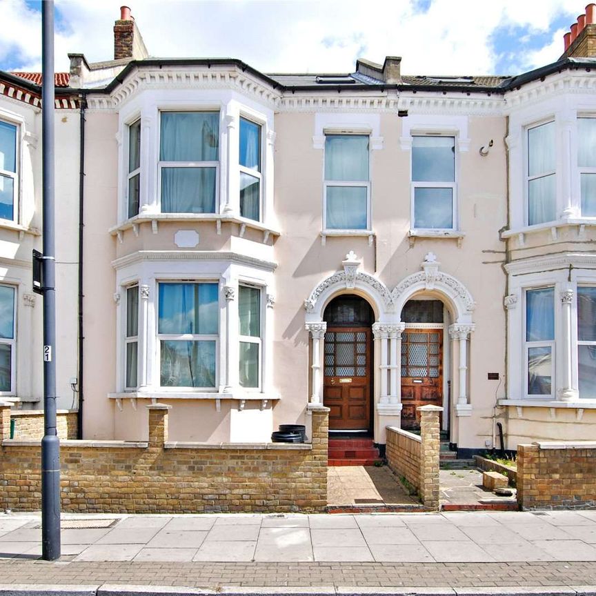 Three bedroom furnished flat, perfect for sharers and moments from Tooting Bec. - Photo 1