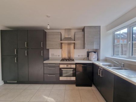 3 bedroom semi-detached house to rent - Photo 5