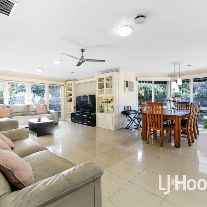 Family Home with Magnificent Gardens! - Photo 1