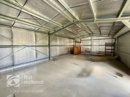 Family home with large shed - Prime Location in Toronto - Photo 2