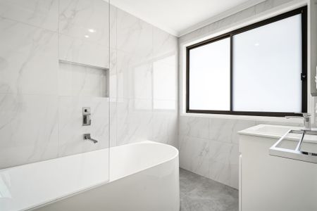 Spacious Family Home in Erskine Park - Photo 3