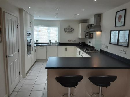 4 bedroom terraced house to rent - Photo 5
