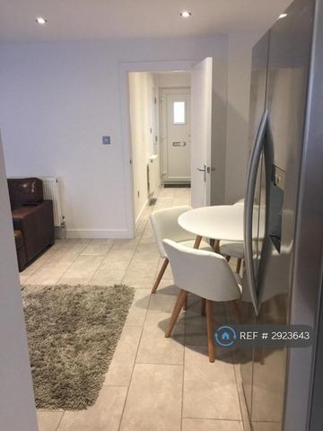 1 bedroom in a house share to rent - Photo 3