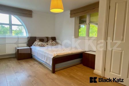 Bright & spacious two bedroomed, two bathroomed apartment in a gated development - Photo 4