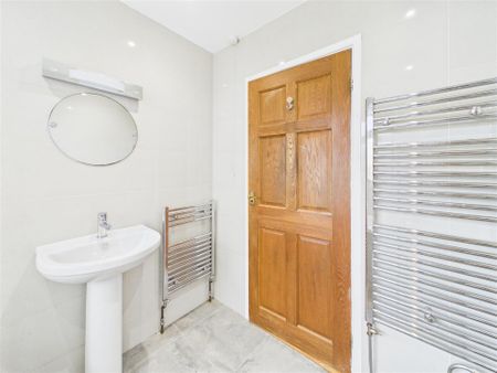 1 bedroom Flat to rent - Photo 5