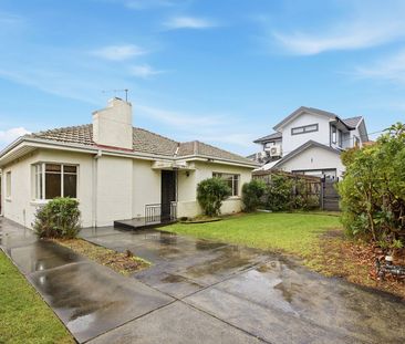 SPACIOUS, 2 BEDROOM UNIT IN PRIME LOCATION - Photo 6