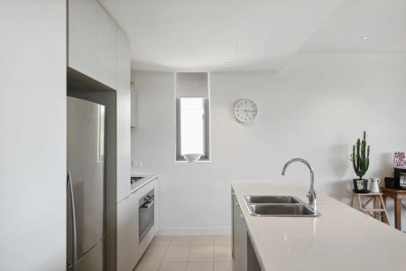 Luxury Apartment in the Heart of Claremont - Unfurnished - Photo 2