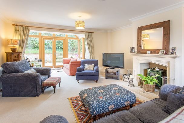 A modern detached family home, offering spacious and flexible living in a pretty village location. - Photo 1