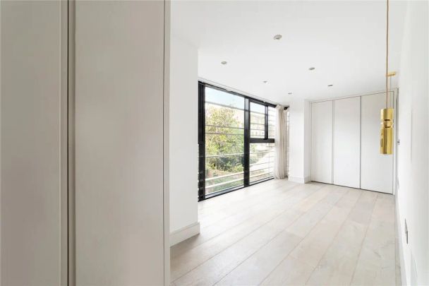 2 bedroom house in St John's Wood - Photo 1