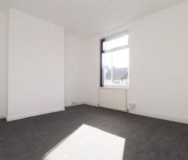 4 bedroom end of terrace house to rent - Photo 5