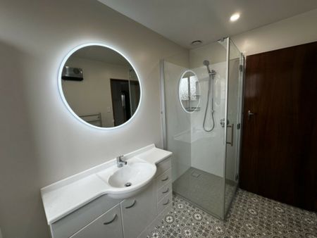 Super spacious and supper sunny! - Photo 2